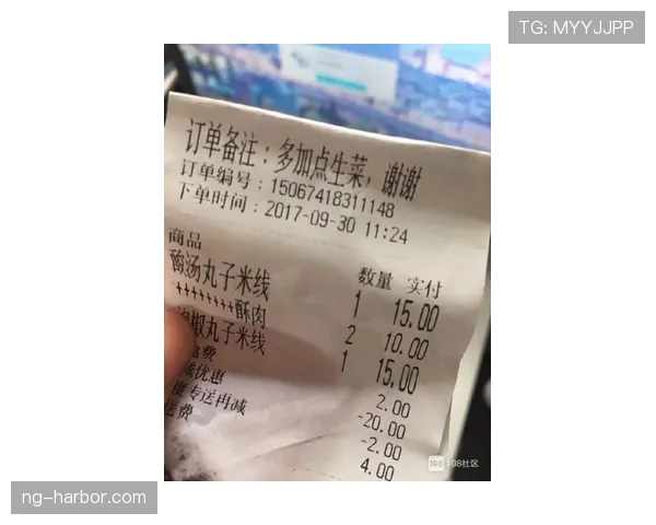 季丽萍提着菜袋子那手腕上的表，比我一月房租还贵，我笑不出来了