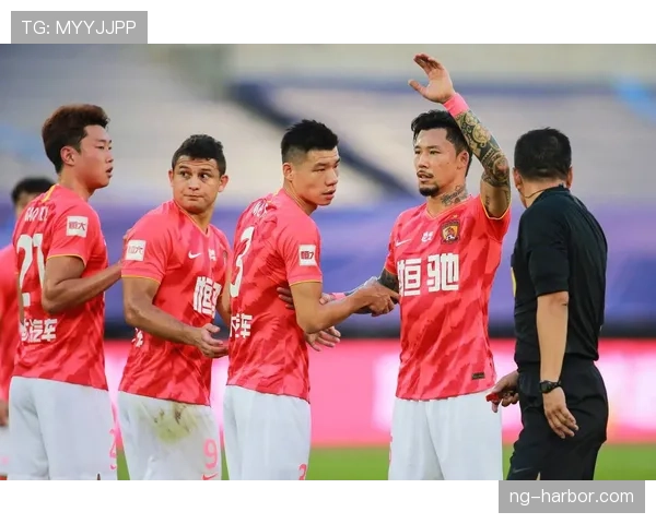 广州足球俱乐部新赛季阵容磨合渐入佳境,展现出整体配合默契与进攻节奏提升 广州足球俱乐部新赛季阵容磨合渐入佳境,展现出整体配合默契与进攻节奏提升